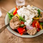 Weichkäse Mizithra auf kretischem Salat