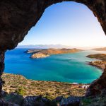 Eingebettet im blauen Meer liegt die Insel Spinalonga vor Kreta