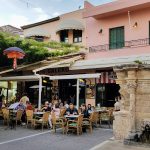 Kretische Gemütlichkeit – Kaffeehauskultur zwischen Blumen und Kopfsteinpflaster