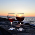 Sonnenuntergang trifft Rotwein – ein Moment, der bleibt