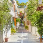 Stille Nebenstraße, sehr viel Licht – die Gassen von Chania wirken wie aus einem anderen Jahrhundert