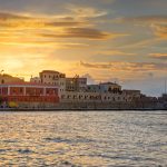 Der perfekte Moment: Sonnenuntergang über dem Hafen, während Boote leise im Wasser schaukeln